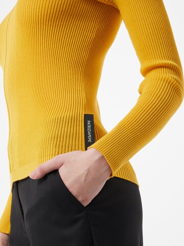 PATRIZIA PEPE Sweter w kolorze żółty