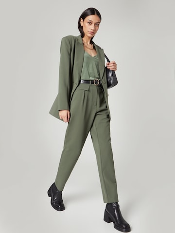 Guido Maria Kretschmer Women Regular Pleat-Front Pants 'Tasha' in Green