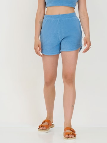 ABOUT YOU x Sofia Tsakiridou Regular Shorts 'Betty' (GOTS) in Blau: predná strana