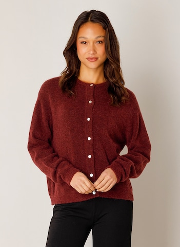 BASE LEVEL Strickjacke in Rot: Vorderseite