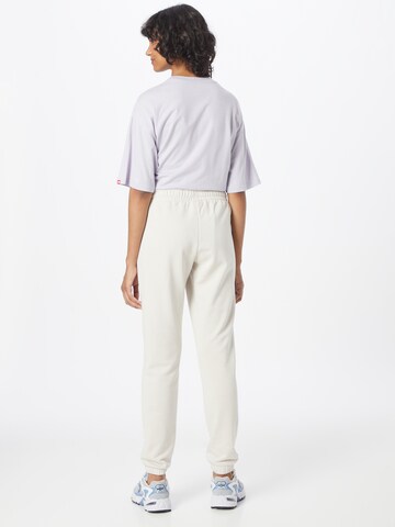 Tapered Pantaloni 'Essentials' di new balance in bianco