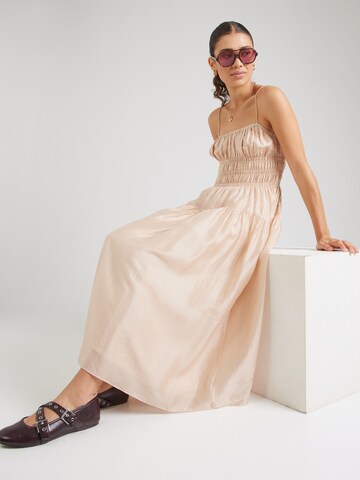 Robe & Other Stories en beige