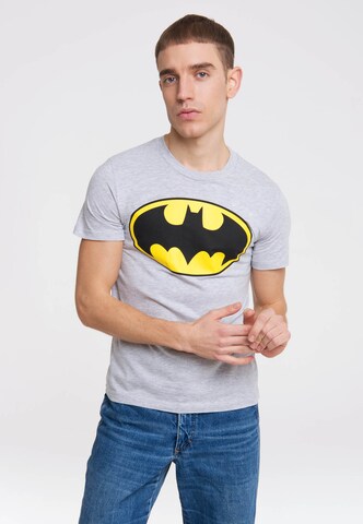 LOGOSHIRT T-Shirt 'BATMAN' in Grau: predná strana