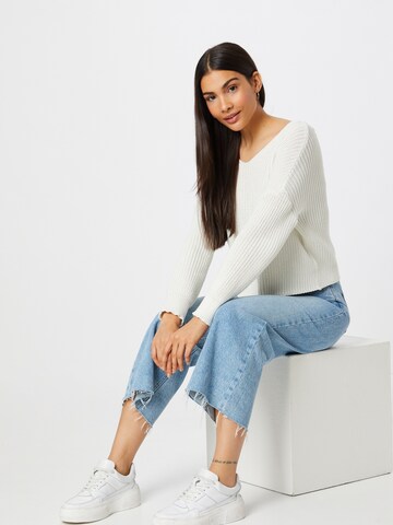 ABOUT YOU Sweater 'Liliana' in White