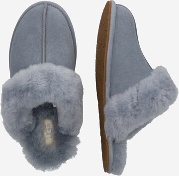 UGG خف 'Scuffette II' بلون رمادي