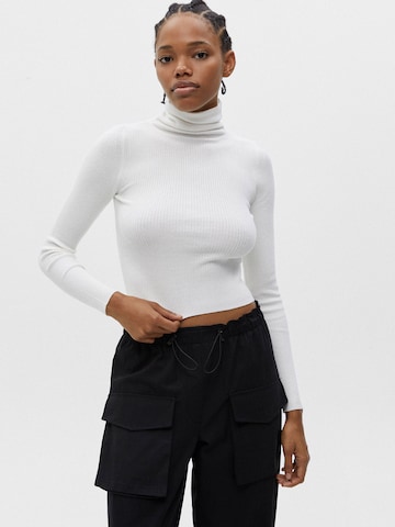 Pull&Bear Sweter w kolorze biały