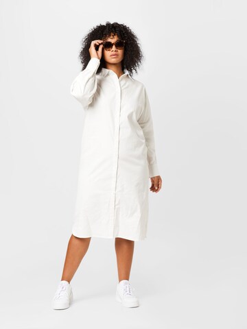 Robe-chemise Nasty Gal Plus en blanc