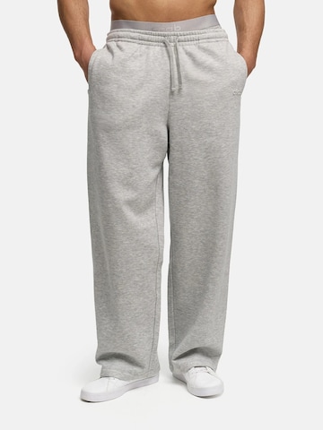 Regular Pantalon 'Relaxed Straight' cfab (formerly creamy fabrics) en gris : devant