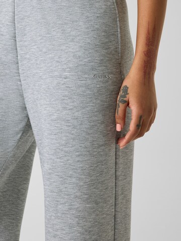 GUESS Tapered Hose in Grau