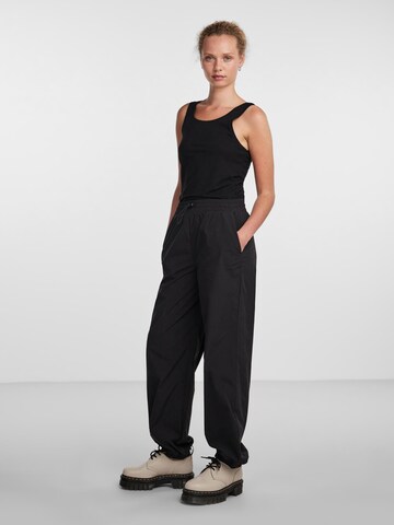 Effilé Pantalon 'FRADINA' PIECES en noir