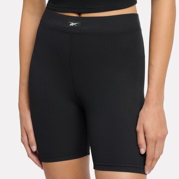 Reebok Skinny Shorts in Schwarz