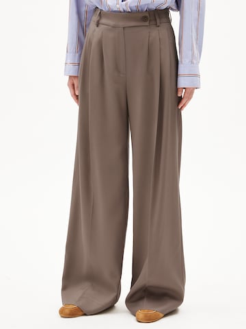 ARMEDANGELS Regular Pants in Brown: front