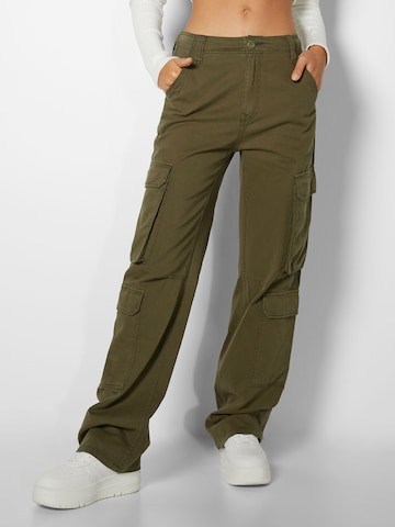 Regular Pantalon cargo Bershka en vert : devant