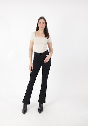 Elara Flared Jeans in Schwarz