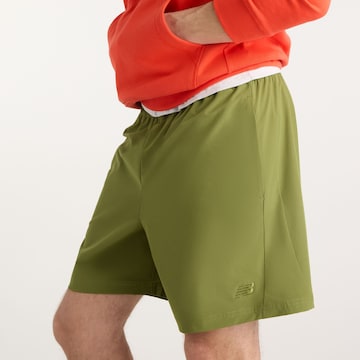 new balance - Loosefit Pantalón 'Athletics Stretch Woven Short 7"' en verde