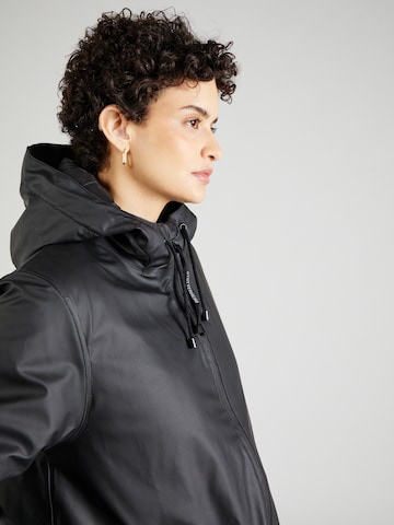 Stutterheim Between-seasons coat in Black