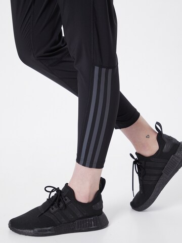 ADIDAS SPORTSWEAR - Tapered Calças de desporto 'Run Icons 3-Stripes Wind' em preto