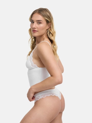 cfab (formerly creamy fabrics) - Top 'Deep Neck Lace Top' en blanco