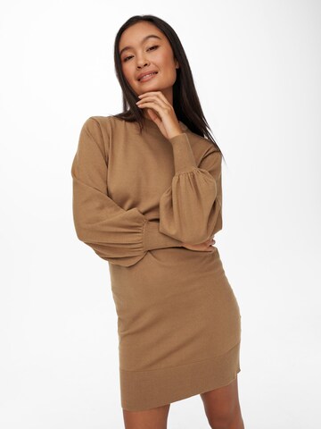 ONLY Stickad klänning i brun: framsida