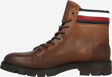 TOMMY HILFIGER - Botas con cordones en marrón