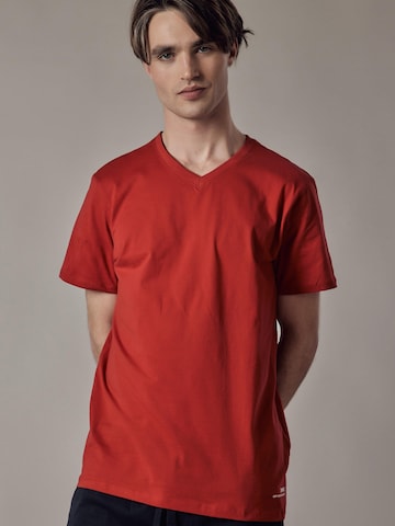 T-Shirt 'T-Shirt Scollo a V' OWN Off With Nature en rouge : devant