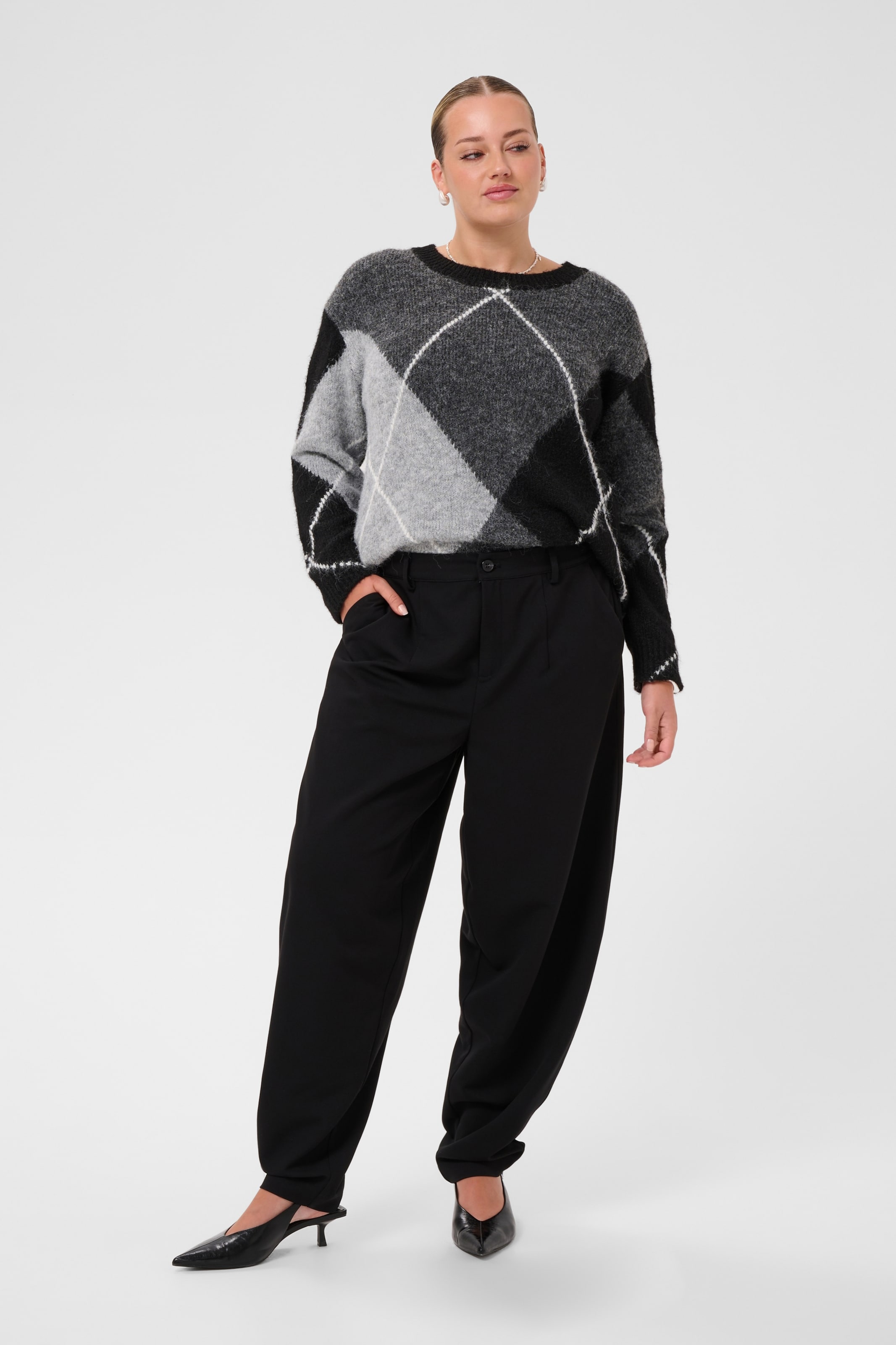 Loosefit Pantalon 'Sakira' KAFFE CURVE en noir : devant