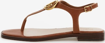 GUESS - Sandalias de dedo 'MIRY' en marrón: frente