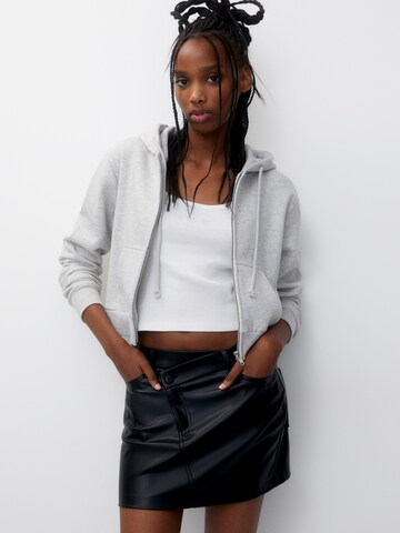 Pull&Bear Суичъри с качулка в сиво: отпред