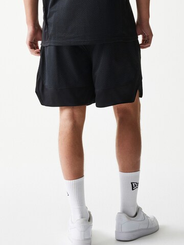 NEW ERA Loosefit Bukser i sort