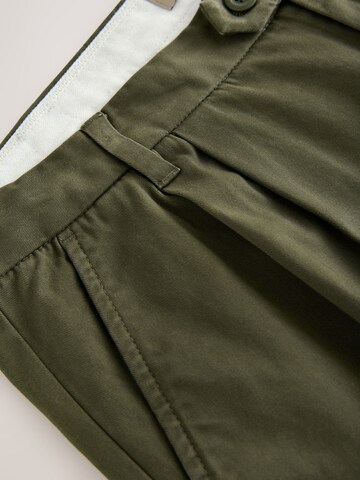Next Ohlapna forma Chino hlače | zelena barva
