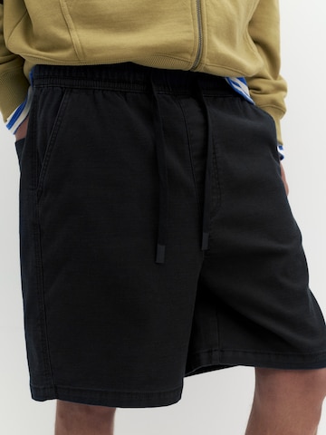 Pull&Bear Loosefit Housut värissä musta