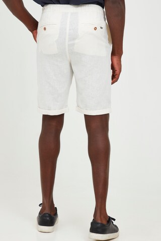 !Solid Regular Shorts in Weiß