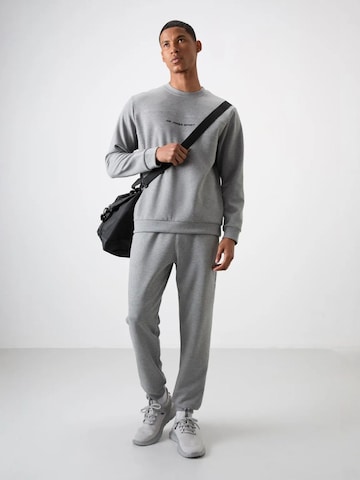 Tommy Life Trainingsanzug 'Aktive Sets' in Grau: Vorderseite