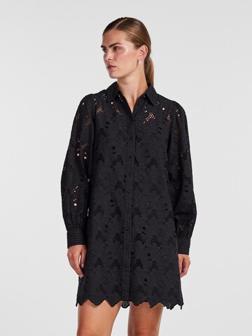 Robe-chemise 'TEALA' Y.A.S en noir : devant