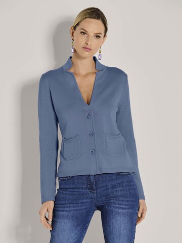 MADELEINE Strickjacke in Blau: Vorderseite