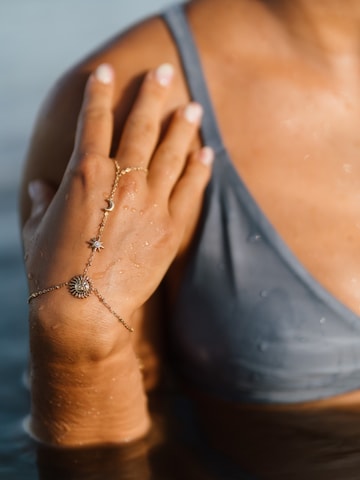 hiBALI Bracelet 'Stella Hand Chain' in Gold