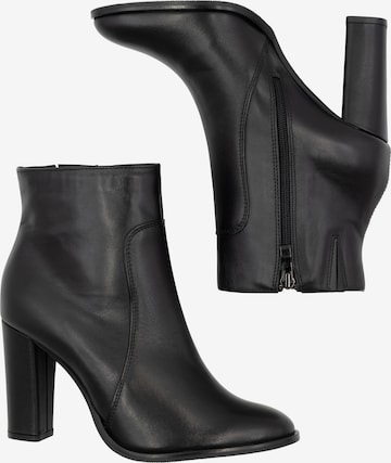 faina Ankle Boots in Black