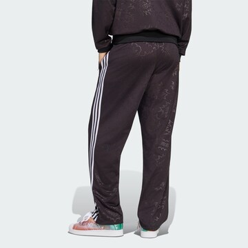 ADIDAS ORIGINALSregular Hlače 'Pride FB' - crna boja
