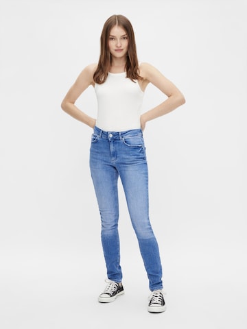 PIECES Skinny Jeans 'DELLY' in Blauw