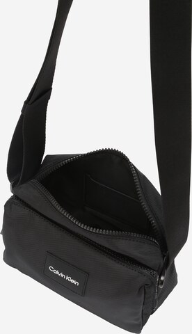 Borsa a tracolla 'Must' di Calvin Klein in nero