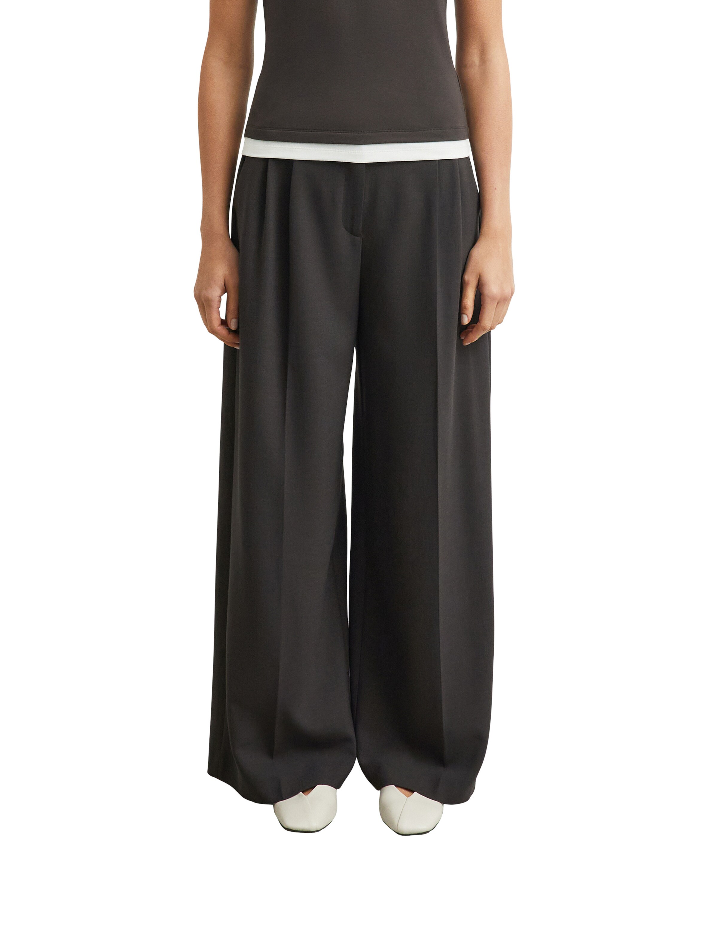 COMMA Wide leg Pleat-front trousers in Brown: front