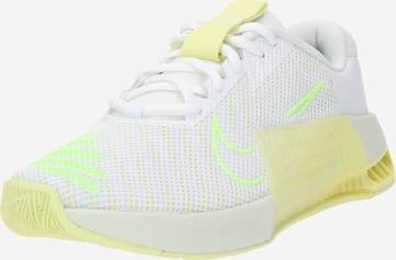 Chaussure de sport 'Metcon 9' NIKE en blanc : devant