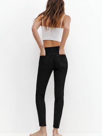 Pull&Bear Skinny Jeans in Schwarz