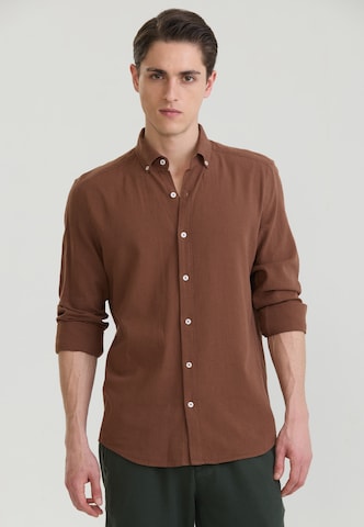 Coupe regular Chemise business Felix Hardy en marron : devant