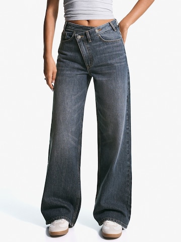 Wide leg Jeans de la Bershka pe albastru: față