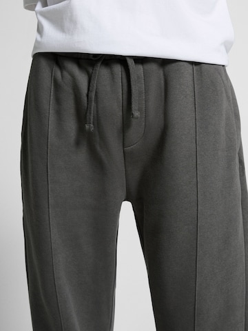 Loosefit Pantaloni di Bershka in grigio