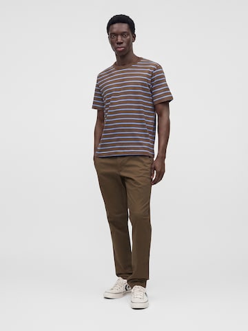 Coupe slim Pantalon chino 'ESSENTIAL' GAP en marron