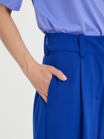 VERO MODA Bő szár Élére vasalt nadrágok 'Gigi' - kék