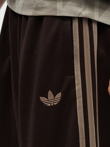 ADIDAS ORIGINALS Свободный крой Штаны 'Adicolor' в Коричневый