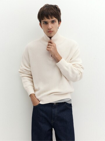 Pull&Bear Пуловер в бяло: отпред